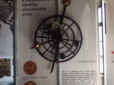 Ukazovací soukolí k astronomickému číselníku olomouckého orloje. Snímek z Expozice orloje v prostorách olomoucké radnice. Expozice byla zřízena v roce 2011 podle scénáře Anežky Šimkové. Foto Jiří Fiala.